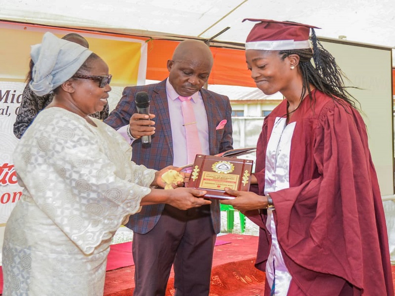 School of Nursing Graduation Award 1